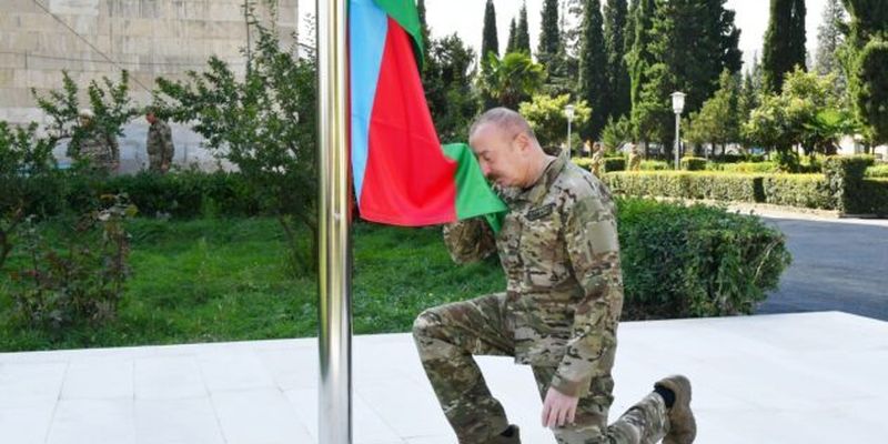 Алиев поднял флаг Азербайджана в Нагорном Карабахе