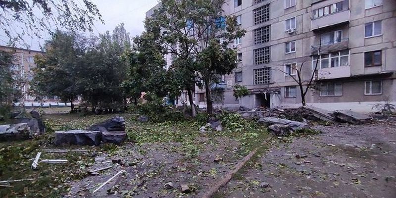 Обрушились плиты с 9 по 7 этаж: в Торецке РФ ударила ракетами по девятиэтажке