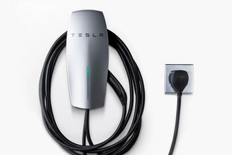 Tesla випустила зарядний пристрій для авто, який можна вставляти в розетку