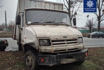 В Харькове на оживленно шоссе столкнулись Audi и грузовик «ЗИЛ»: грузовик вылетел на обочину