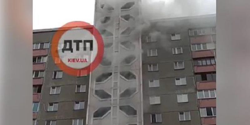 В Киеве возник пожар в многоэтажном доме