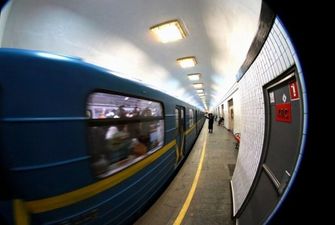 В метро Киева с 25 августа зеленую карту не будут пополнять в кассах 10 станций