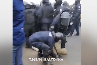 Під Полтавою почалися сутички між поліцією і противниками евакуації українців з Китаю: у соцмережах з'явилося відео