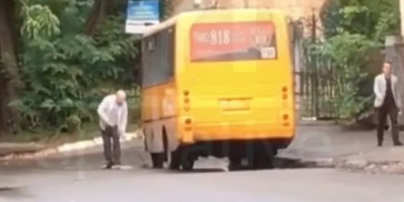 В Киеве водитель помыл маршрутку водой из лужи