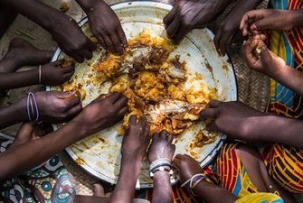 Острый голод из-за пандемии грозит 20 странам - ООН