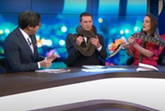 Змея чуть не задушила телеведущего в прямом эфире в Австралии