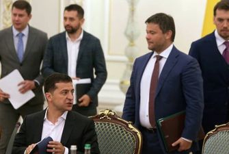 Зеленского сильно ущемили: раскрыты реальные зарплаты президента и уволенного Богдана