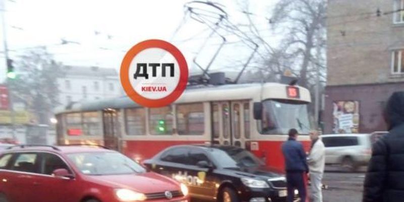 У Києві одразу дві аварії заблокували рух трамваїв. Де стались зіткнення