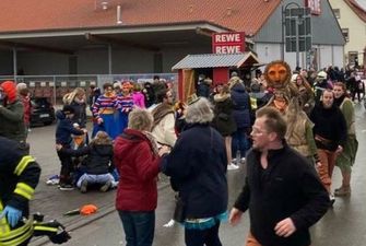 Машина врезалась в толпу на карнавале в Германии: 30 пострадавших