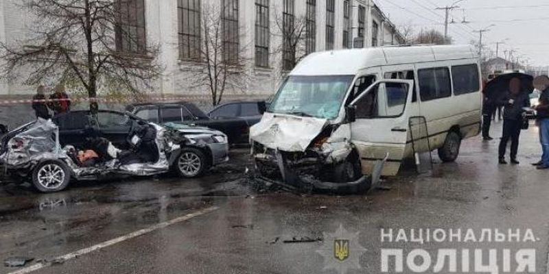 В Запорожье столкнулись легковой автомобиль и микроавтобус: есть жертвы