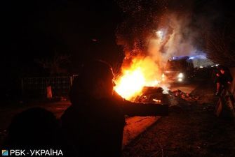 Бросают камни и грозят сжечь санаторий: протесты в Новых Санжарах набирают обороты