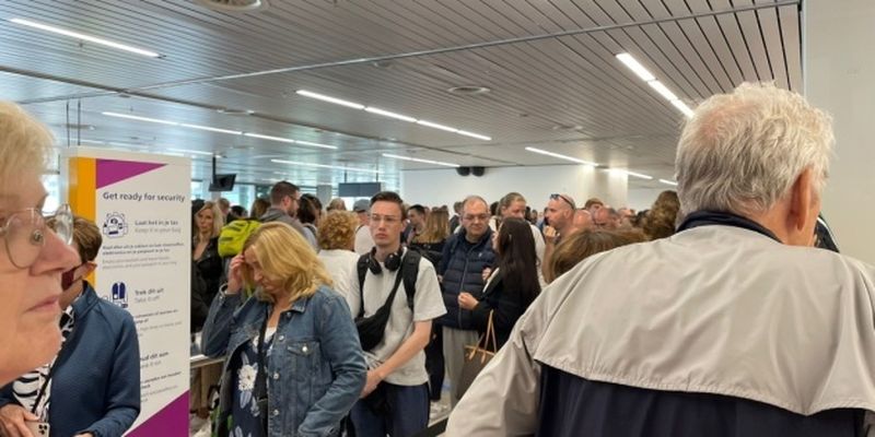 В аэропорту Амстердама – многочасовые очереди, путешественники не успевают на самолеты