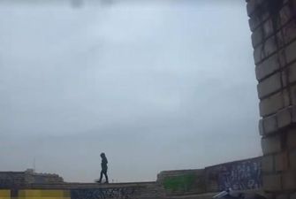 Вела пряму трансляцію: на Херсонщині школярка збиралася зістрибнути з даху