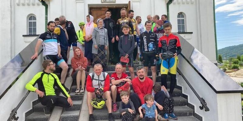 Верующие УПЦ на велосипедах преодолели 450 км: "С молитвой о нашей стране"