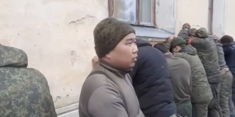 "Знаєш як жаба цицьку дає?": полонений окупант намагається зрозуміти українські прислів'я