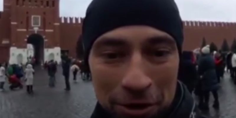 Хватит молчать: смелый парень спел гимн Украины на Красной площади в Москве, видео