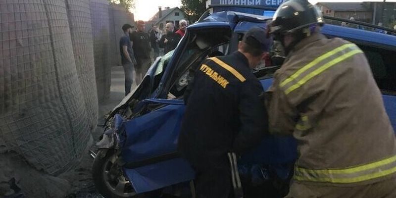 У Києві на Троєщині авто на швидкості влетіло у блокпост – є загиблі