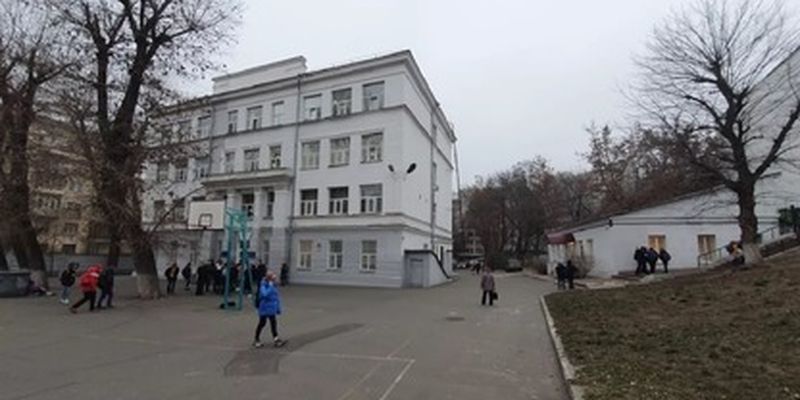В Киеве во время обучения в школе обвалился потолок: видео