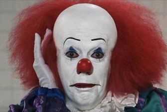 Клоун із фільму жахів: мукачівський "Пеннівайз" лякає перехожих і викладає моторошні відео