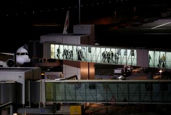 Спалах коронавірусу: британський аеропорт введе окремі зони для пасажирів з Китаю