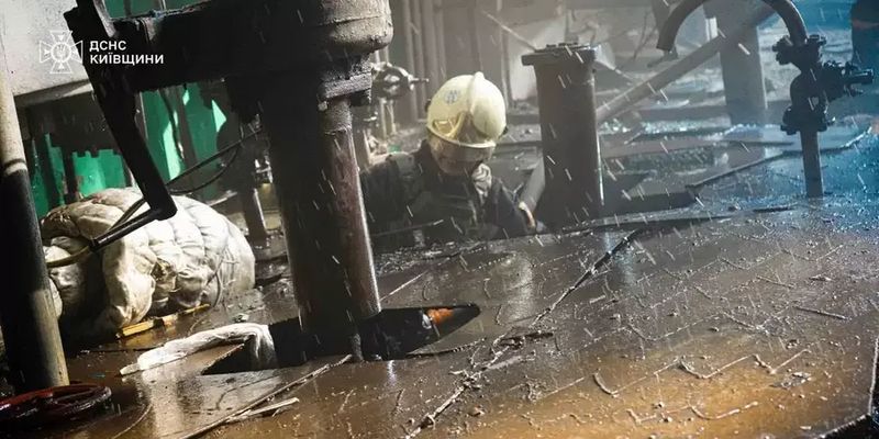 Спасатели ликвидировали масштабный пожар на энергетическом объекте Киевщины, который атаковала РФ