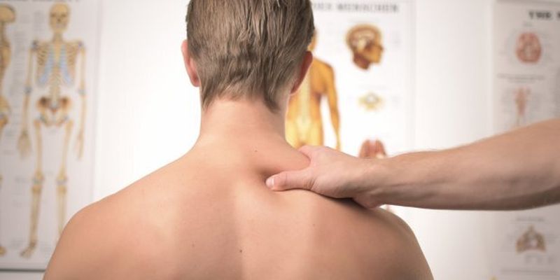 Біль у шиї: чому виникає та як лікувати