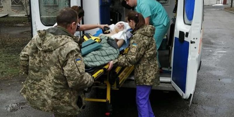Боєць у комі: під Харковом водій таксі збив 21-річного військового