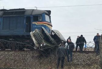 Смертельна ДТП на Закарпатті: вантажівка виїхала на колії, де в неї врізався пасажирський потяг
