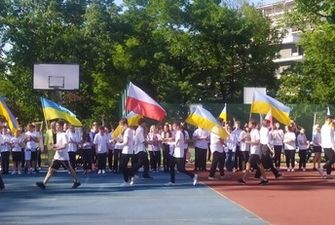 Сине-желтый праздник в Кракове: как украинские дети учатся в Польше/В Кракове работает украинская школа для детей-переселенцев