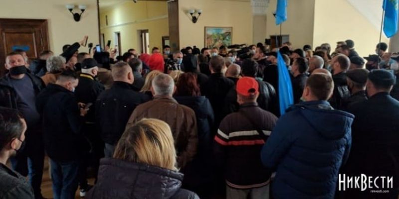 Антикарантинный митинг в Николаеве: предприниматели ворвались в горсовет
