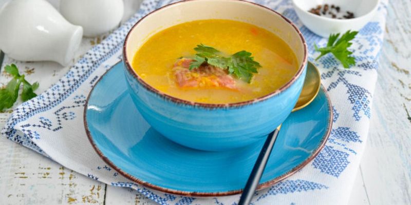 Гороховый крем-суп с копчеными ребрышками: как приготовить вкусное угощение на обед
