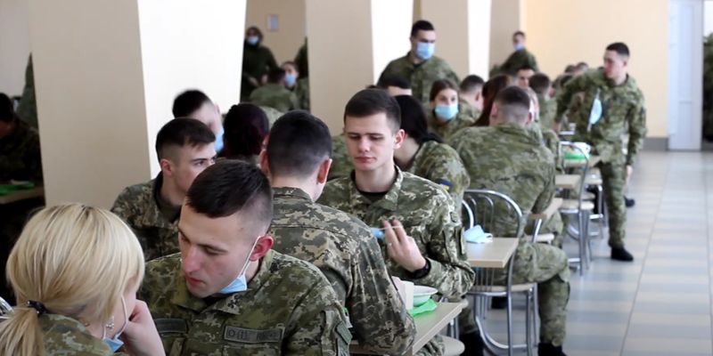 В українських курсантів "свято живота": відтепер у їдальні можна обирати страви до смаку