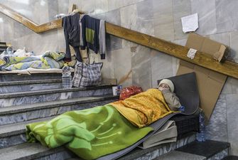 В Харькове людей, которые прятались от обстрелов в метро, переселяют в общежития