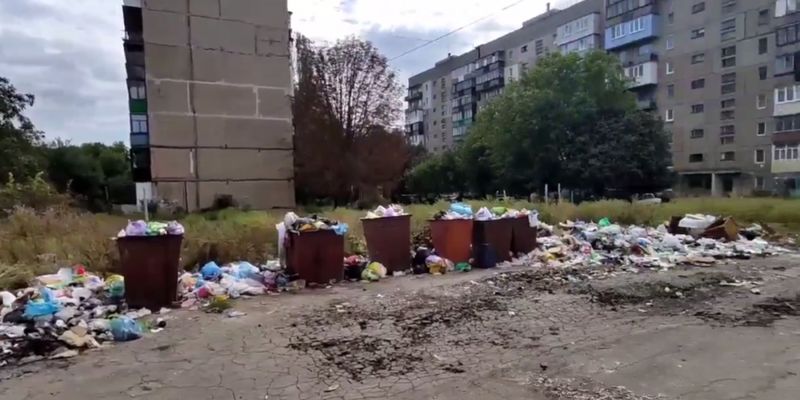 "За что платим – непонятно": в "ДНР" жалуются на зловонные кучи мусора и лужи стоков во дворах