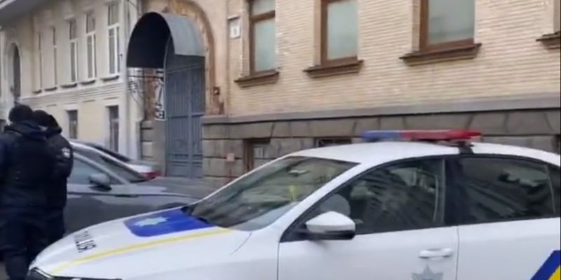 В Киеве "заминировали" Офис президента: здание окружили силовики, медики на подхвате