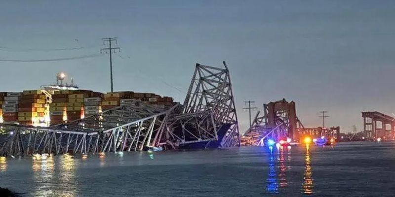 Корабль сбил крупный мост, автомобили полетели в воду. ВИДЕО