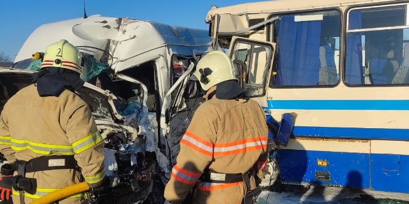 На Прикарпатье столкнулись автобус и маршрутка: есть погибшая, 18 травмированных
