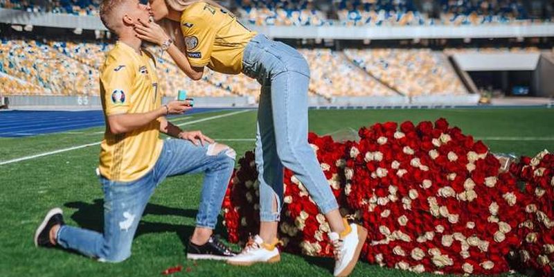 Футболіст Зінченко на коліні і з тисячами троянд зробив коханій пропозицію