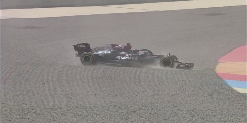 Чемпион Формулы-1 вылетел с трассы в Бахрейне