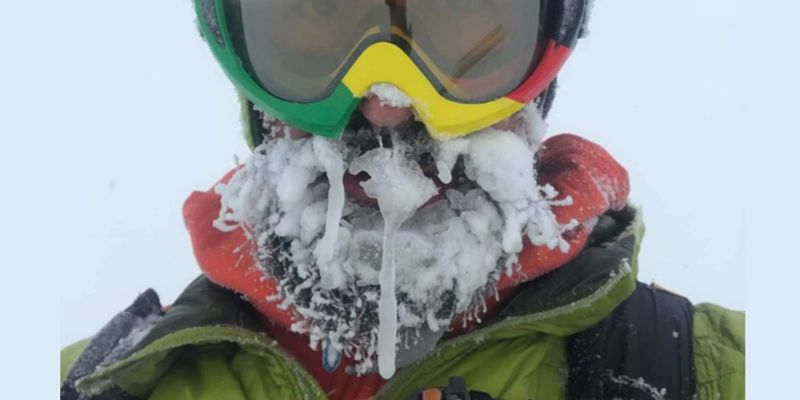Волонтер, який шукав туриста у Карпатах, показав своє «заморожене» лице