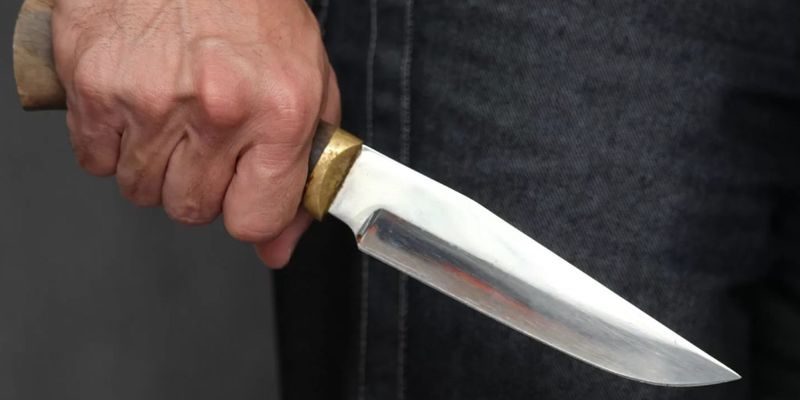 В Бердянске полуголый мужчина бросался на людей с ножом