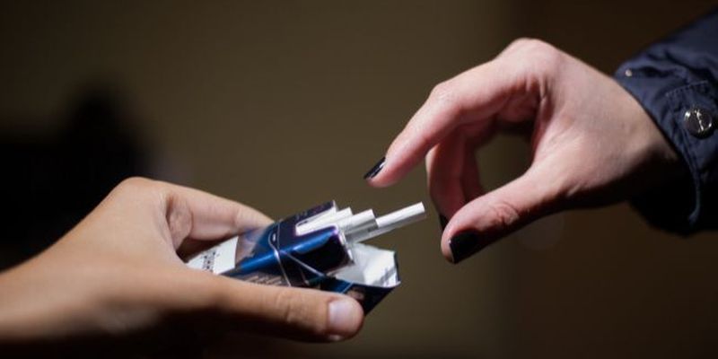 Мужчины в Украине курят в три раза чаще женщин