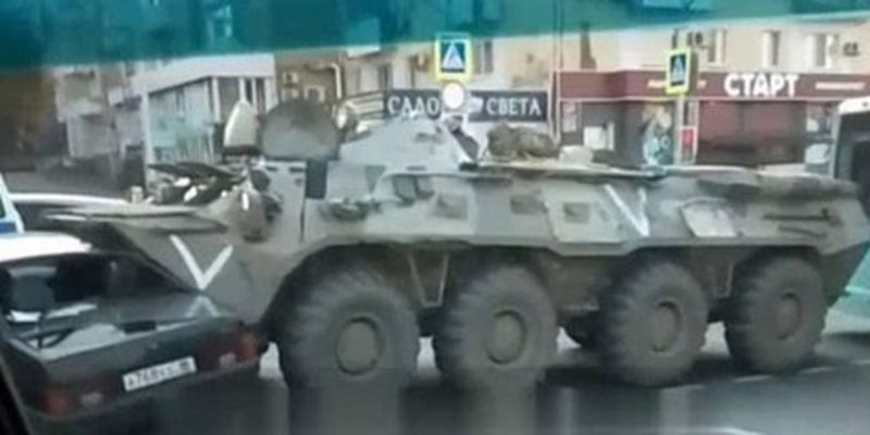 Полная безнаказанность: БТР россиян переехал авто с гражданскими в Луганске, видео