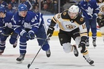НХЛ: Бостон в гостях обыгрывает Торонто, Каролина - Баффало