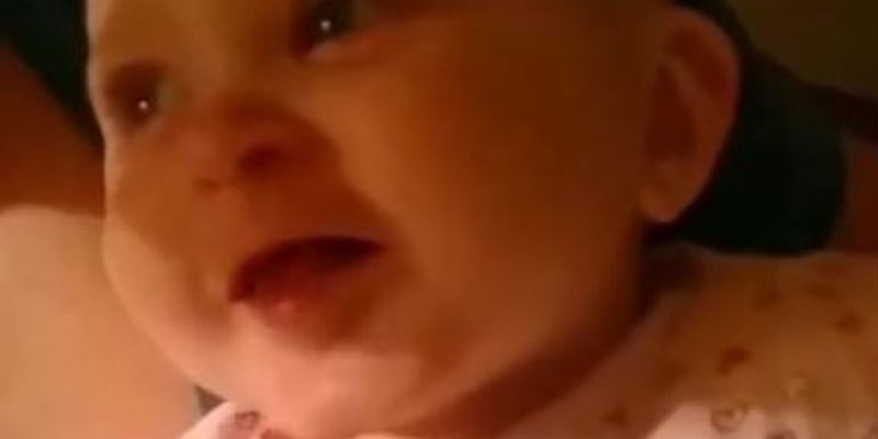 "Допоможи мені, мамо!": перші слова немовляти шокували батьків