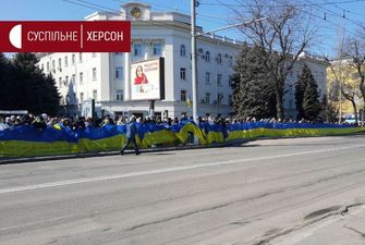 В Херсоне около 10 тысяч человек вышли на митинг против России: оккупанты открыли огонь