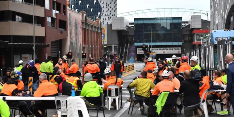 В Мельбурне после протестов строителей против вакцинации закрыли стройплощадки