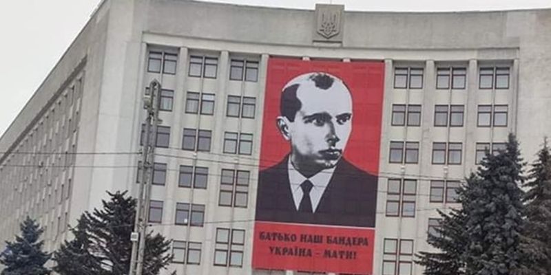 На здании Тернопольской ОГА вывесили баннер с портретом Бандеры