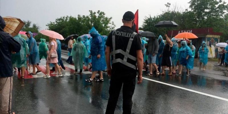 На Буковине протестующие третий день блокируют трассу