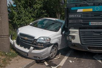 В Днепре грузовик DAF протаранил Chevrolet